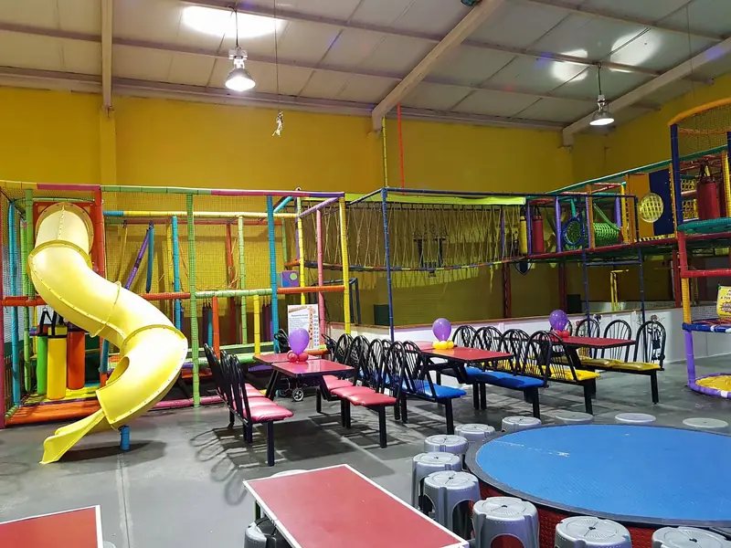 Laberinto de juegos y comedor
