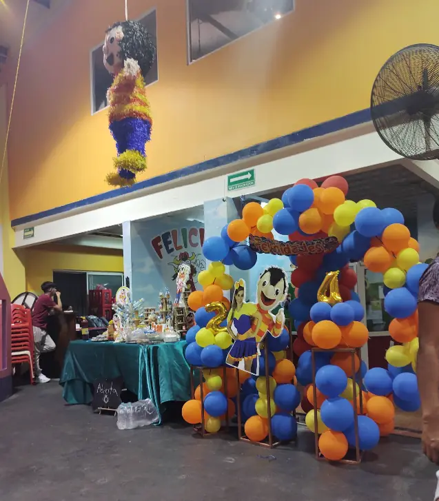 Piñatas y mesa de dulces